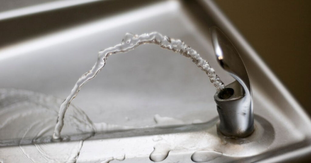Conserto de Bebedouro em Vila Velha | Assistência Perto de Mim vazamento de agua no bebedouro